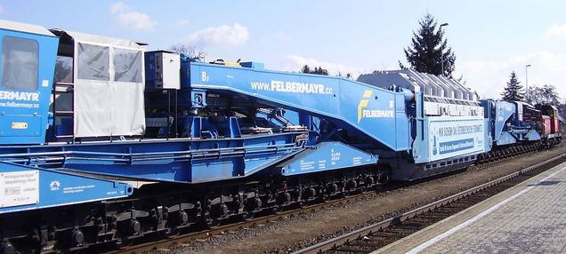 Slide 281 Tonnen schwerer Transformator auf Schiene transportiert