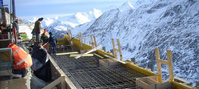 Slide Felbermayr-Ingenieurtiefbau-Mitarbeiter errichten einen Gehweg in den Bergen