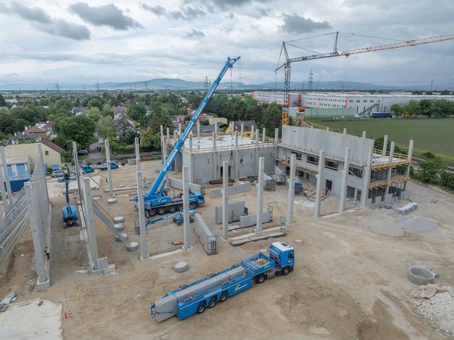 Slide Einsatz von Kranen, Schwertransporten und Arbeitsbühnen beim Ausbau des Standortes von Felbermayr in Lanzendorf. 