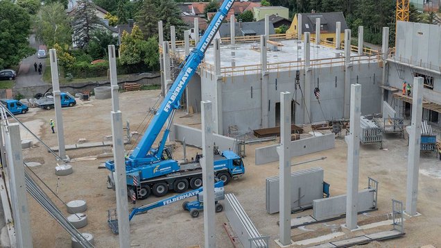 Einsatz von Kranen, Schwertransporten und Arbeitsbühnen beim Ausbau des Standortes von Felbermayr in Lanzendorf. 