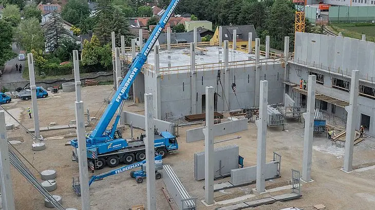 Einsatz von Kranen, Schwertransporten und Arbeitsbühnen beim Ausbau des Standortes von Felbermayr in Lanzendorf. 