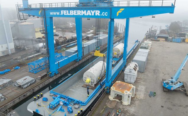 Slide In Linz wurden die Generatoren auf den Schubleichter RoRo30 umgeschlagen.