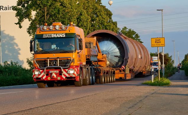 Slide Schwertransport mit Hubhebelkesselbrücke im Einsatz