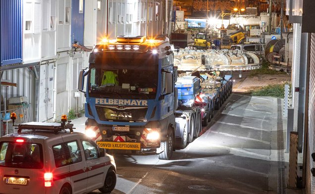 Slide Transportul pe timp de noapte al maşinii de găurit tuneluri prin Viena