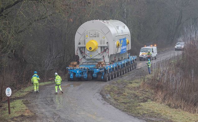 Slide Über die RoRo-Rampe rollte der SPMT mit dem Generator aus dem Schiff aus.