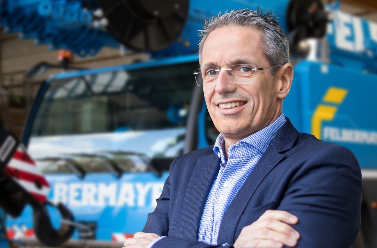 CEO Horst Felbermayr vor einem Felbermayr Mobilkran