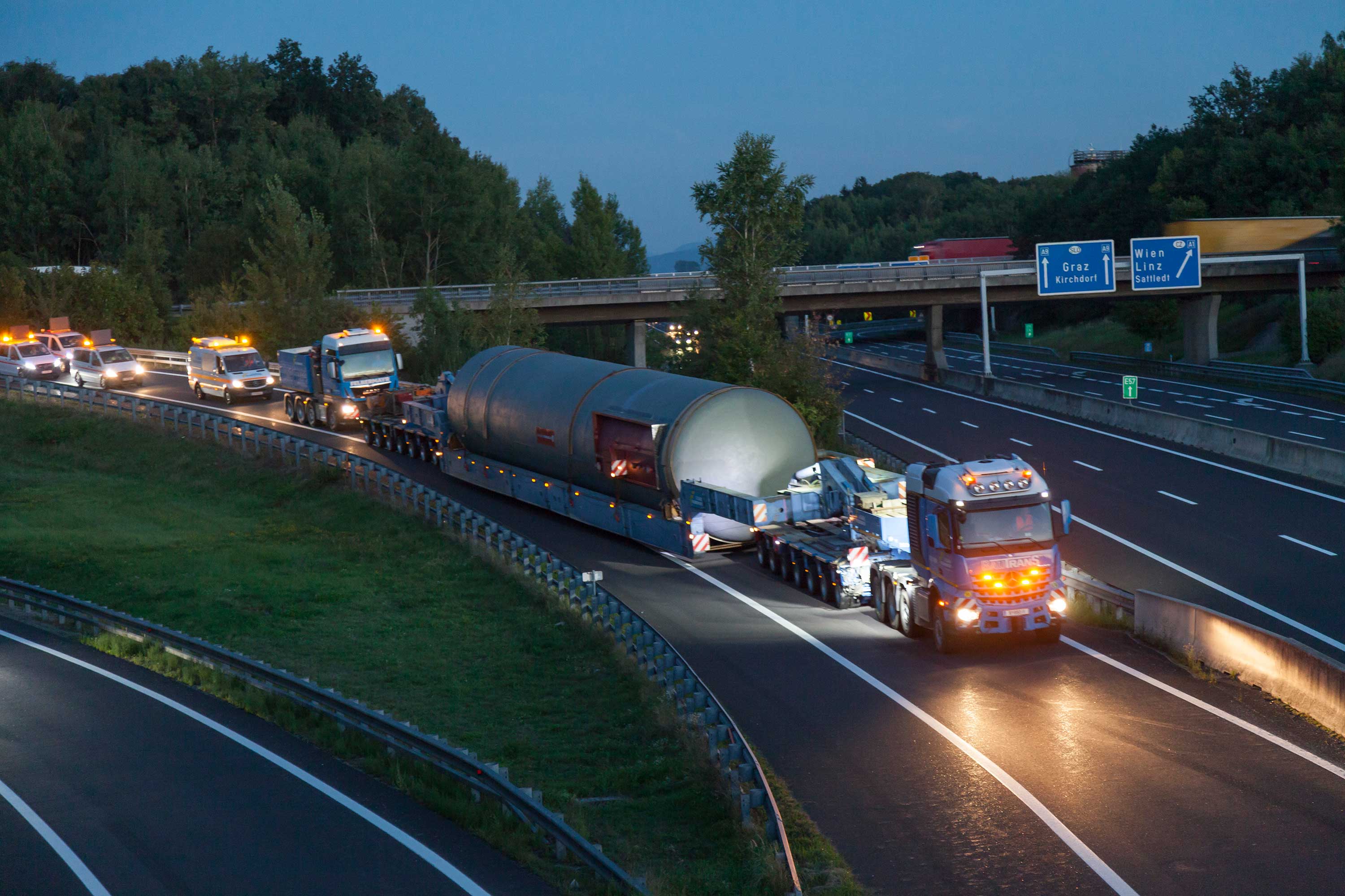 Heavy haulage using a bridge trailer Slider