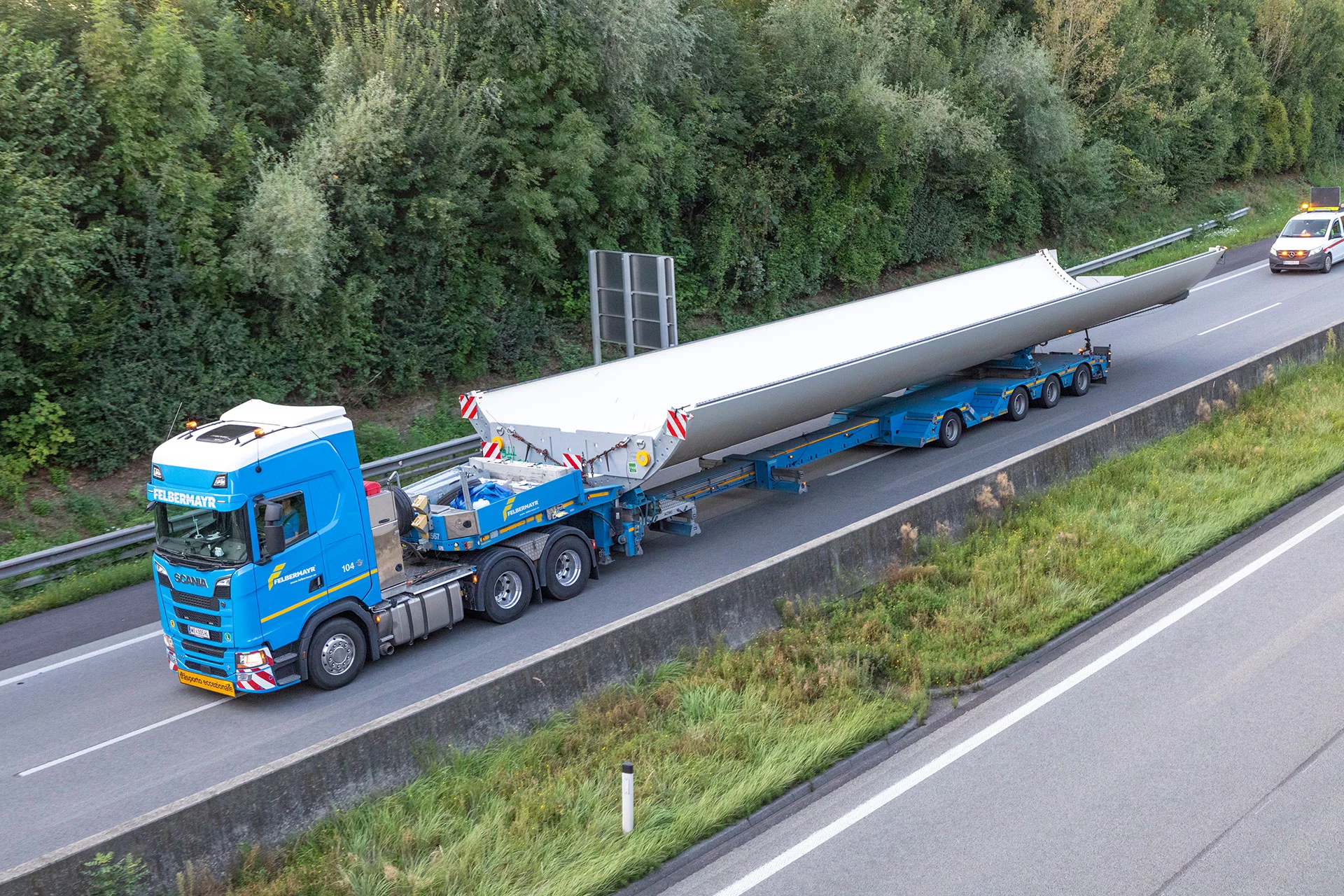 198 Sondertransporte und Errichtung elf neuer Windkraftanlagen Slider